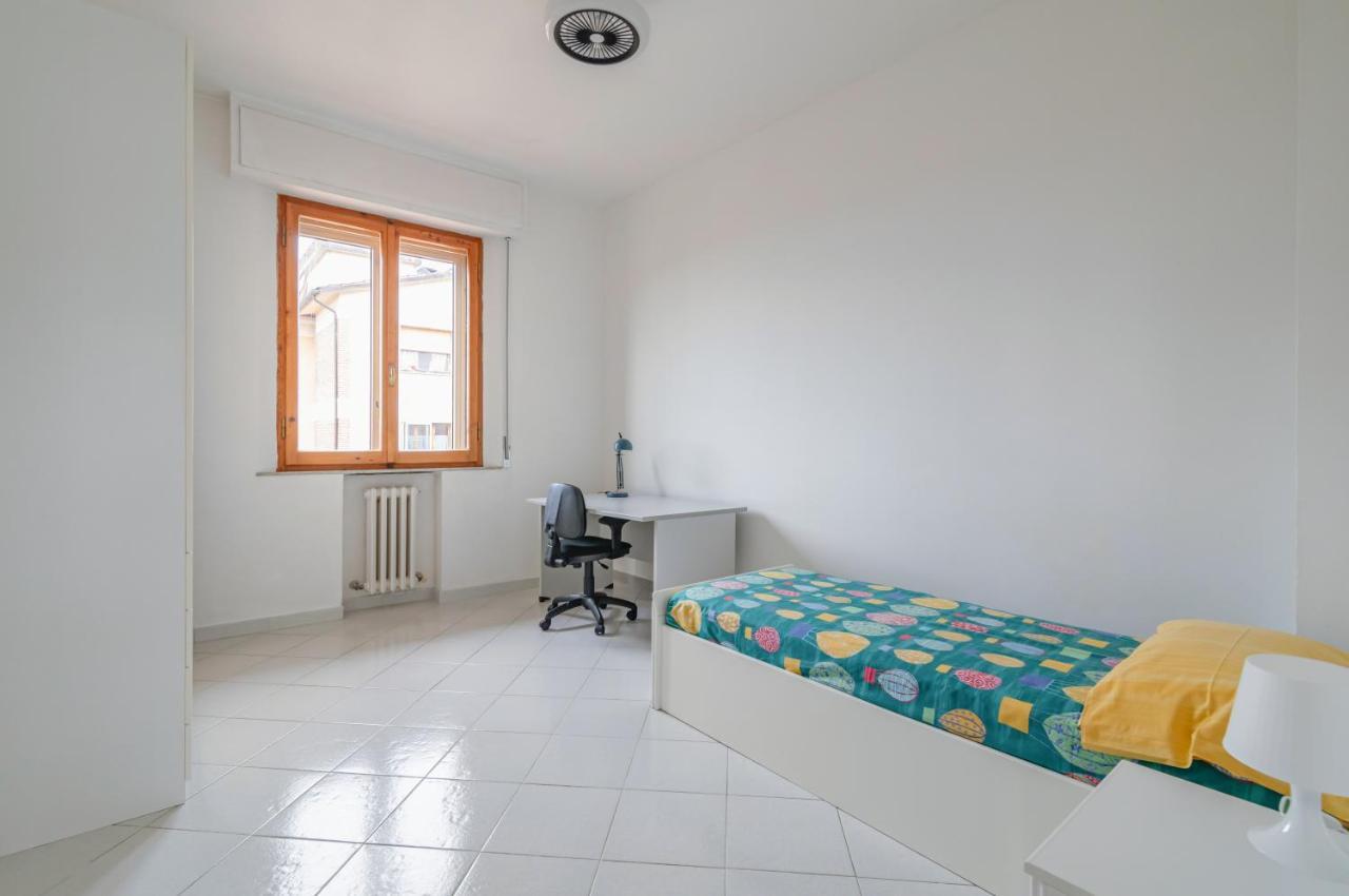 Comfy Flat Steps Away From Siena Station! 아파트 외부 사진